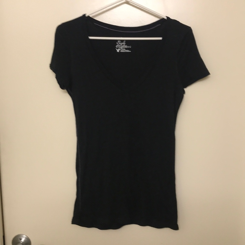 American Eagle Outfitters black V-neck tee sz M